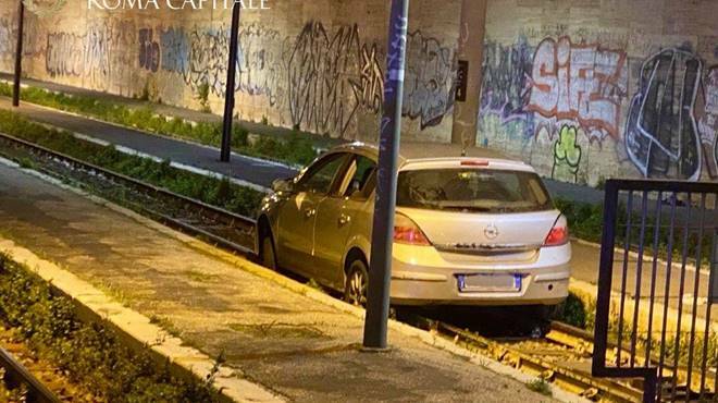 Roma, ubriaco alla guida finisce con l’auto sui binari in via Giolitti