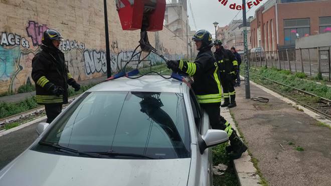 Roma, ubriaco alla guida finisce con l’auto sui binari in via Giolitti