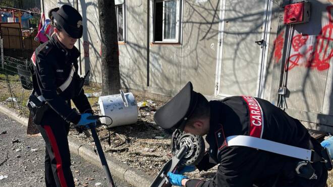 Roma, oltre 17 kg di rame e monopattini rubati: scoperto giro di ricettazione nel campo nomadi