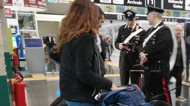 Fiumicino, “shopping gratis” al duty free dell’aeroporto: denunciate 11 persone