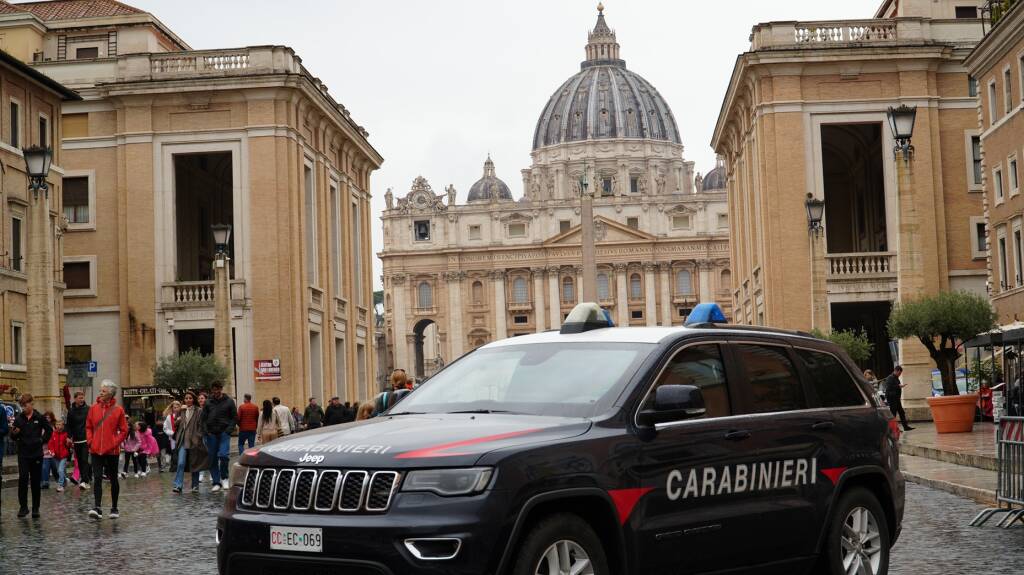 Roma, gli rubano lo zaino alla metro “Ottaviano”: coppia di fratelli in manette