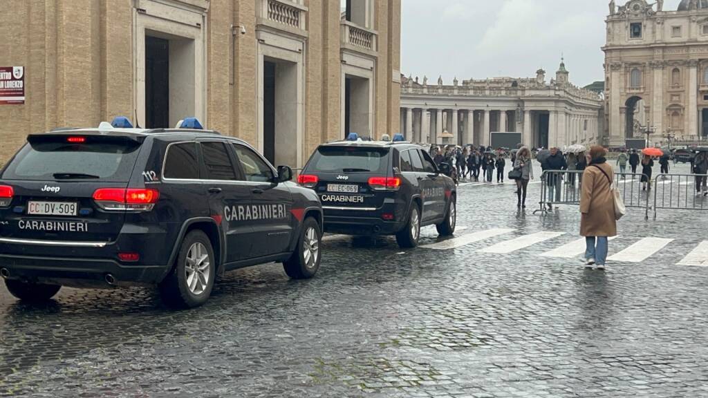 Roma, gli rubano lo zaino alla metro “Ottaviano”: coppia di fratelli in manette