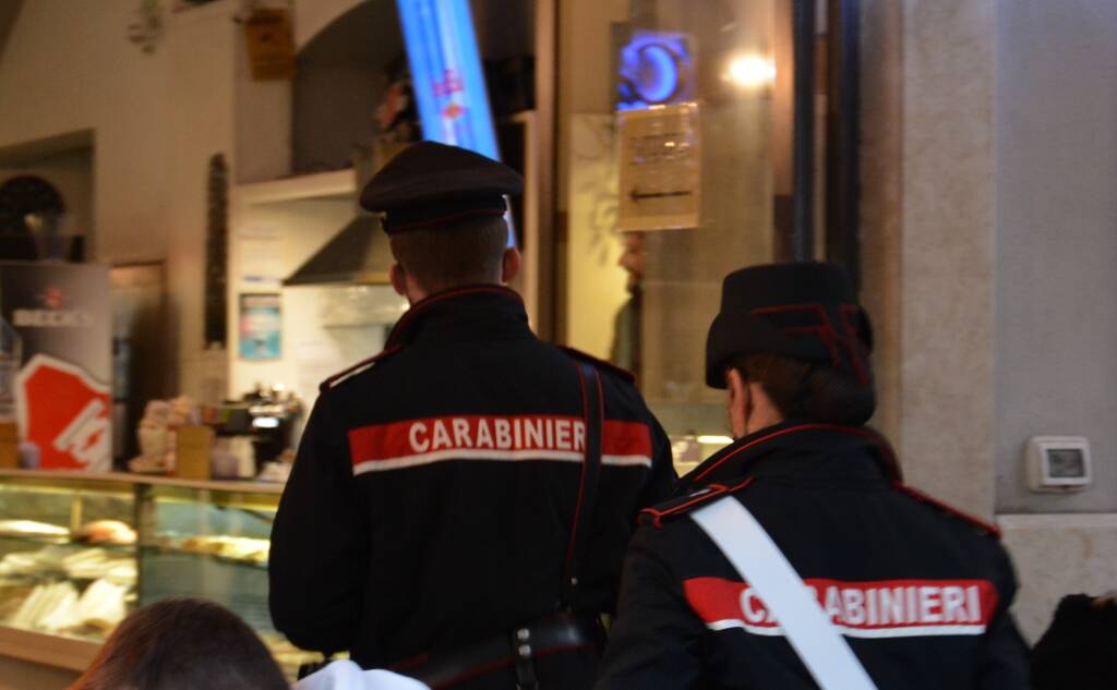 Roma, ruba in un negozio e aggredisce il comandante dei carabinieri: arrestato