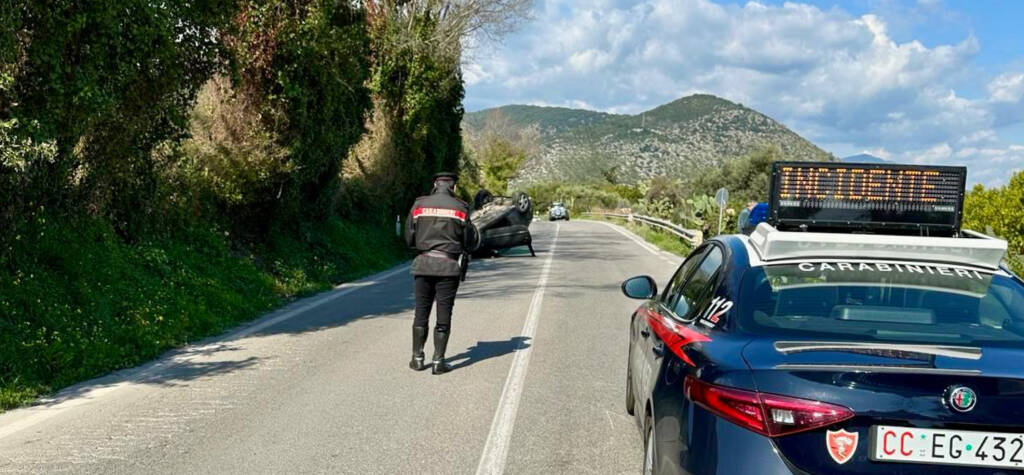 Incidente a Terracina: auto si ribalta dopo uno scontro