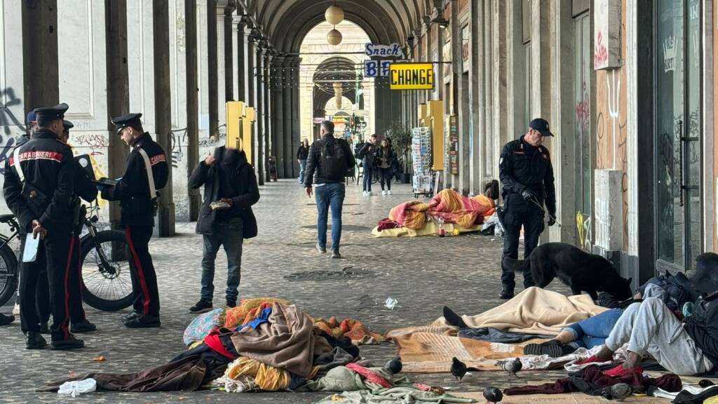 Roma, "street food" abusivo e degrado alla stazione Termini: controlli a tappeto