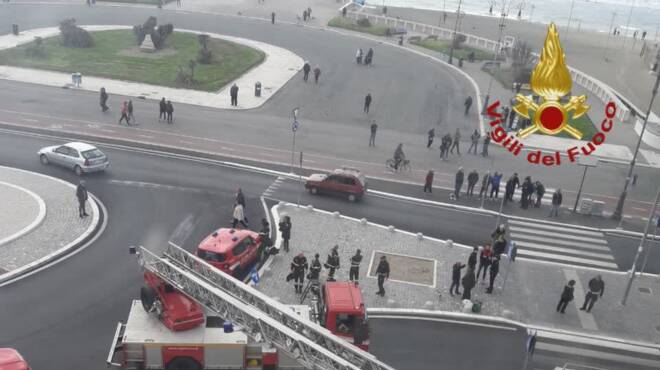 Ostia, crolla il tetto dell’ex hotel Belvedere: evacuata la palazzina adiacente