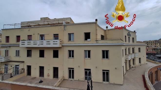 Ostia, crolla il tetto dell’ex hotel Belvedere: evacuata la palazzina adiacente