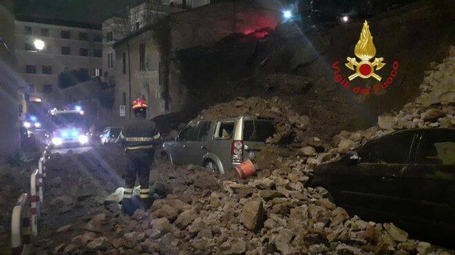 Trastevere, crolla un antico muro di tufo: auto sepolte dalle macerie