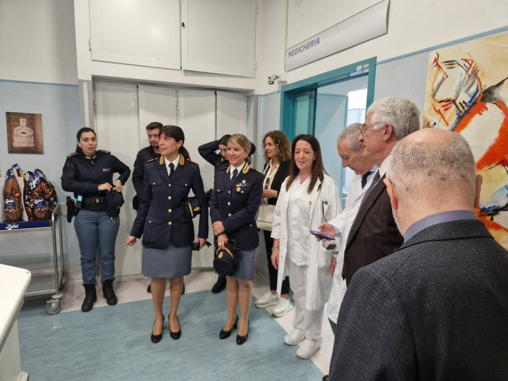 Dall&#8217;Umberto I a Tor Vergata: la polizia regala uova di Pasqua ai pazienti