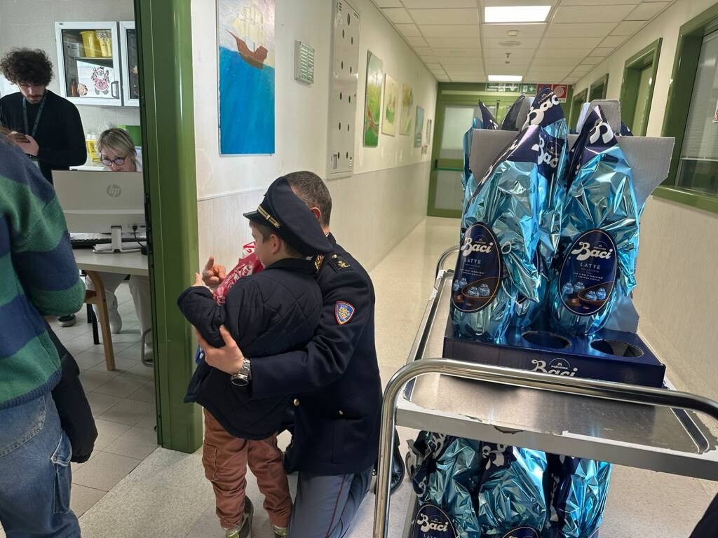 Dall'Umberto I a Tor Vergata: la polizia regala uova di Pasqua ai pazienti
