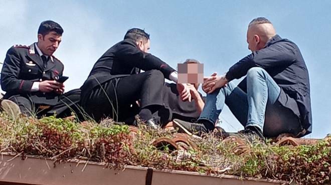 Dramma della disperazione ad Ardea: abusivo si arrampica sul tetto per non abbandonare casa