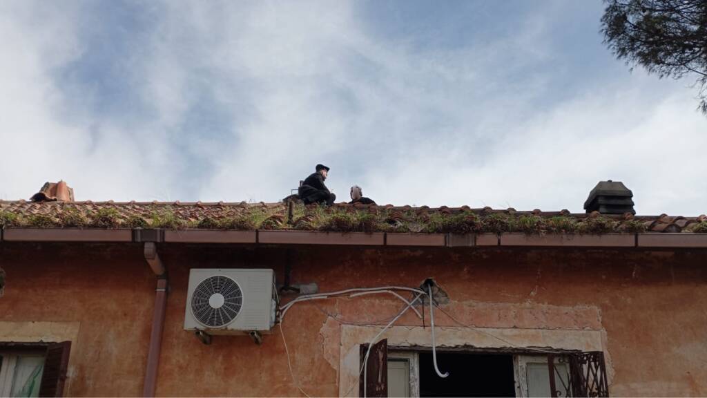 Dramma della disperazione ad Ardea: abusivo si arrampica sul tetto per non abbandonare casa