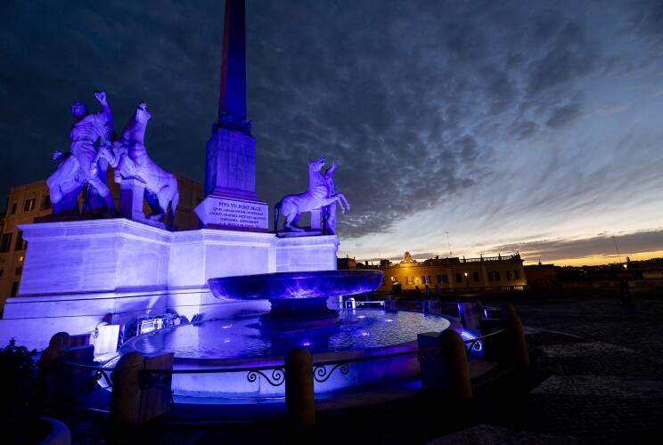 Autismo: la fontana di piazza del Quirinale s’illumina di blu