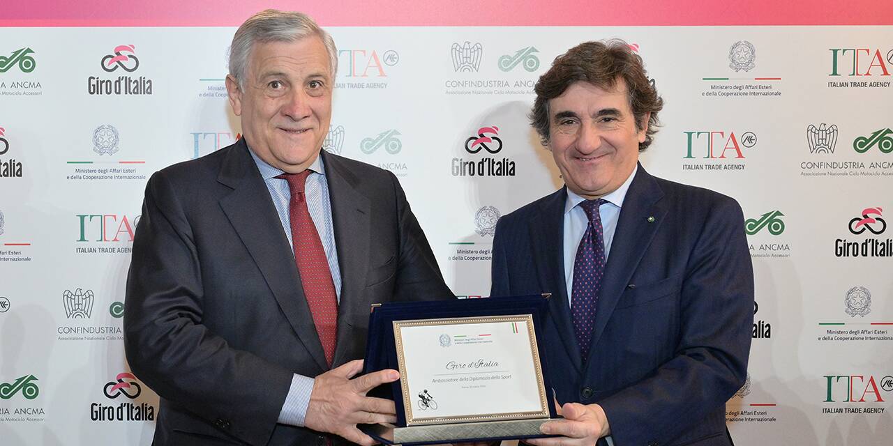Il Giro d’Italia ‘Ambiasciatore della Diplomazia dello Sport’: Tajani consegna a Cairo il riconoscimento