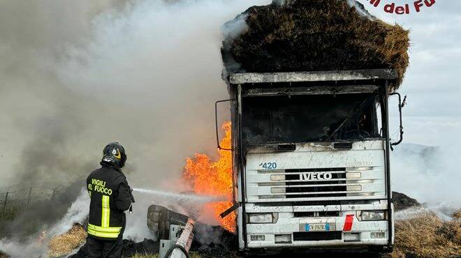 Inferno sull’A12: a fuoco un camion pieno di balle di fieno