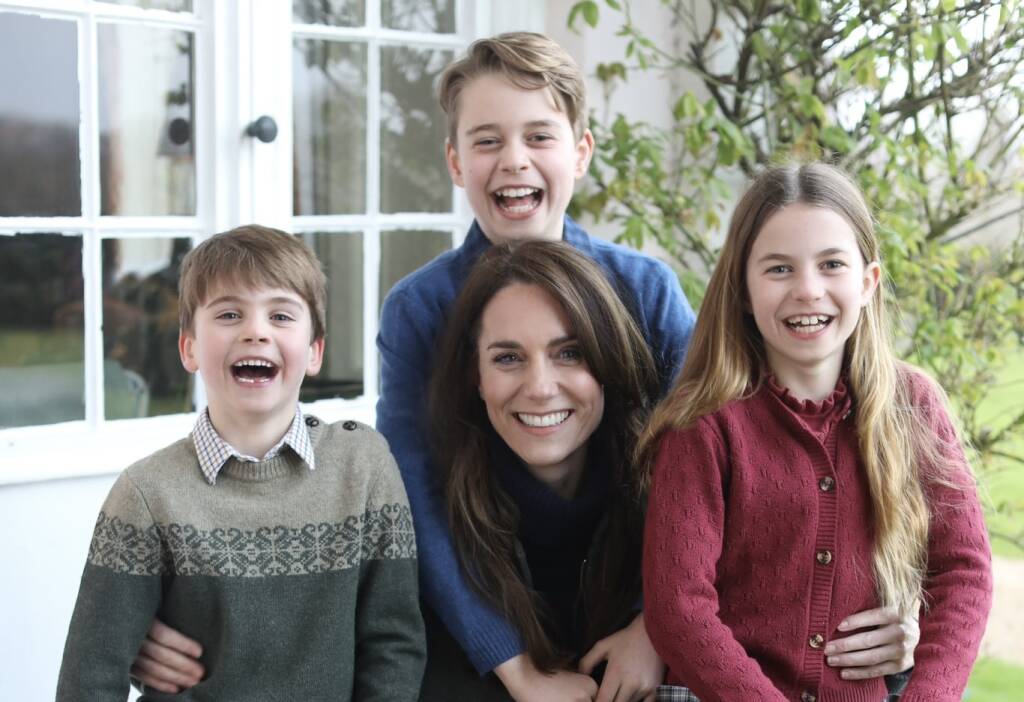 Kate Middleton, prima foto pubblica (con i figli) dopo l'intervento. Ma è fake