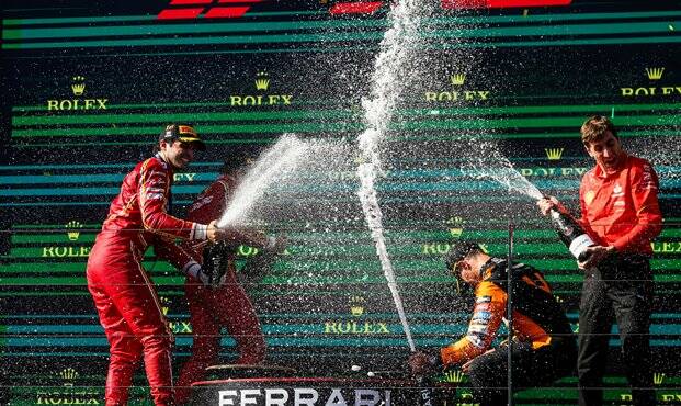 LECLERC E SAINZ SUL PODIO FOTO SCUDERIA FERRARI X