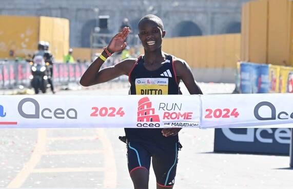 Maratona di Roma, edizione da record al maschile: vince Rutto ai piedi del Colosseo
