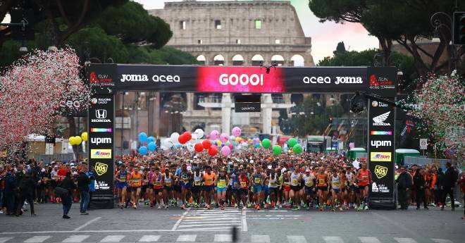 Maratona di Roma 2024, oltre 50 mila partecipanti: 42 km, staffette e Fun Run da spettacolo