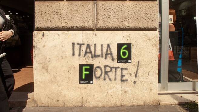 Roma “passa al lato luminoso”: la campagna creativa contro l’hate speech