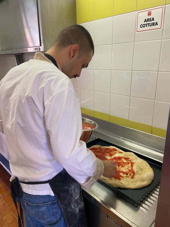 Latina, all’asilo nido “Piccolo Mondo” i bambini diventano pizzaioli per un giorno