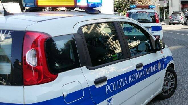 Roma, gli scaglia una bottiglia alla finestra e lo minaccia: manette per un 52enne