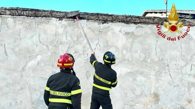 Civitavecchia, crolla un muro di cinta in viale della Vittoria: l’intervento dei Vigili del fuoco
