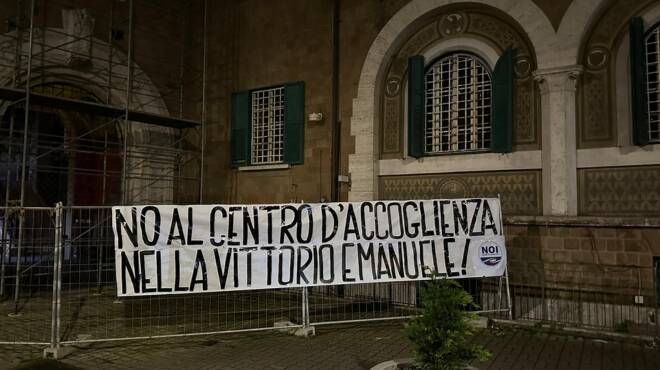Ostia, lo striscione del progetto civico “Noi”: “No al centro d’accoglienza nella Vittorio Emanuele”