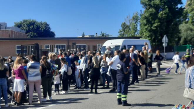 Bambini in strada davanti alla scuola, scoppia la protesta dei genitori a Fiumicino