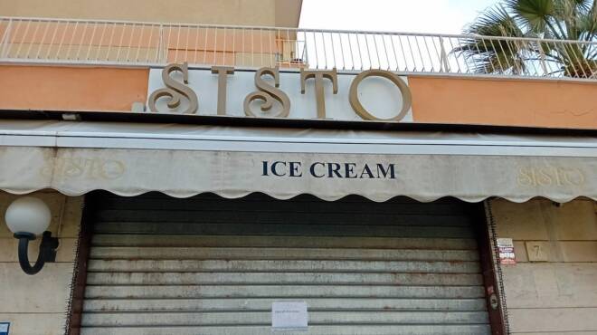 Il bar Sisto dice addio alla sua Ostia