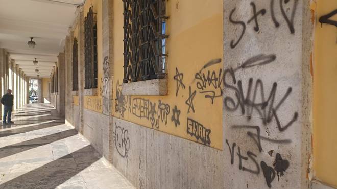 Latina, vandalizzati i portici del Municipio