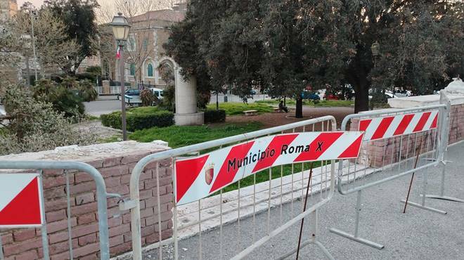 Ostia, distrutta la balaustra del piazzale di Regina Pacis