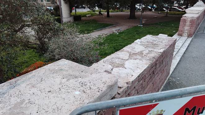 Ostia, distrutta la balaustra del piazzale di Regina Pacis