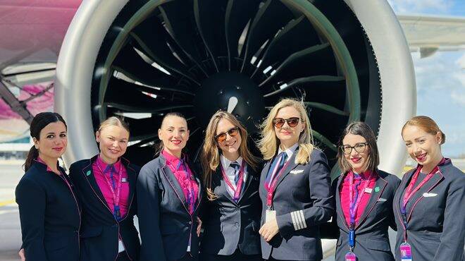 “She can fly”: dall’aeroporto di Fiumicino decolla un aereo Wizz Air con un equipaggio tutto al femminile