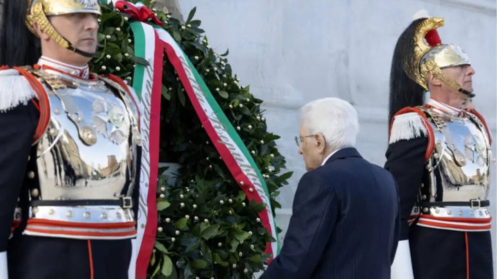 25 aprile: l’omaggio di Mattarella all’Altare della Patria