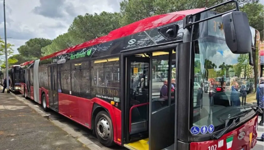 Atac rinnova la flotta: presentati 15 bus ibridi da 18 metri