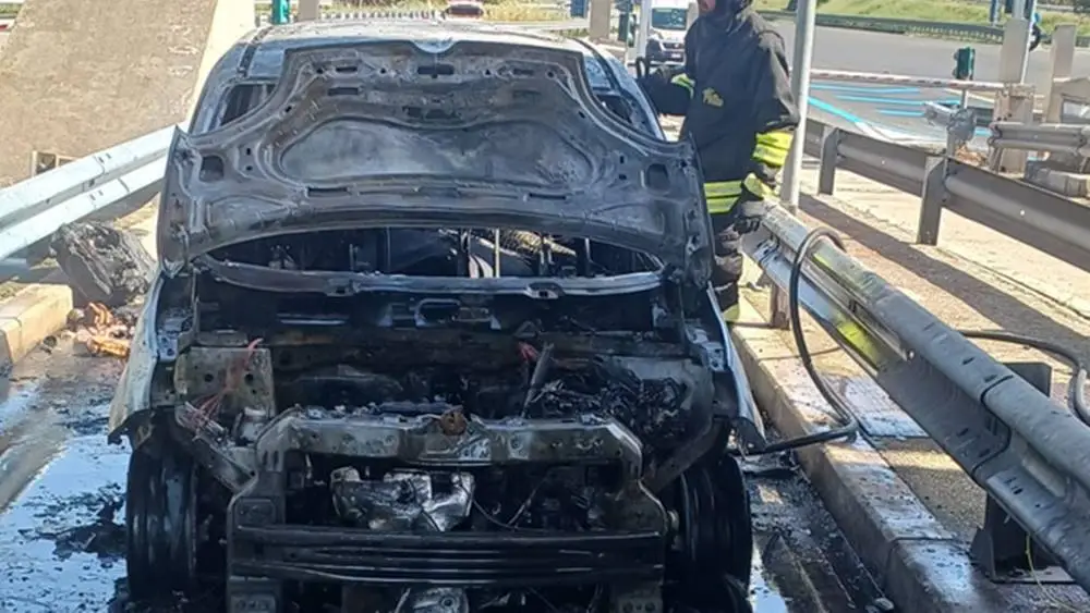 Auto in fiamme al casello di Maccarese