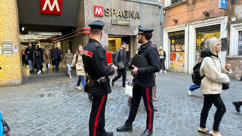 Roma, metro A presa d’assalto dai borseggiatori: raffica di arresti