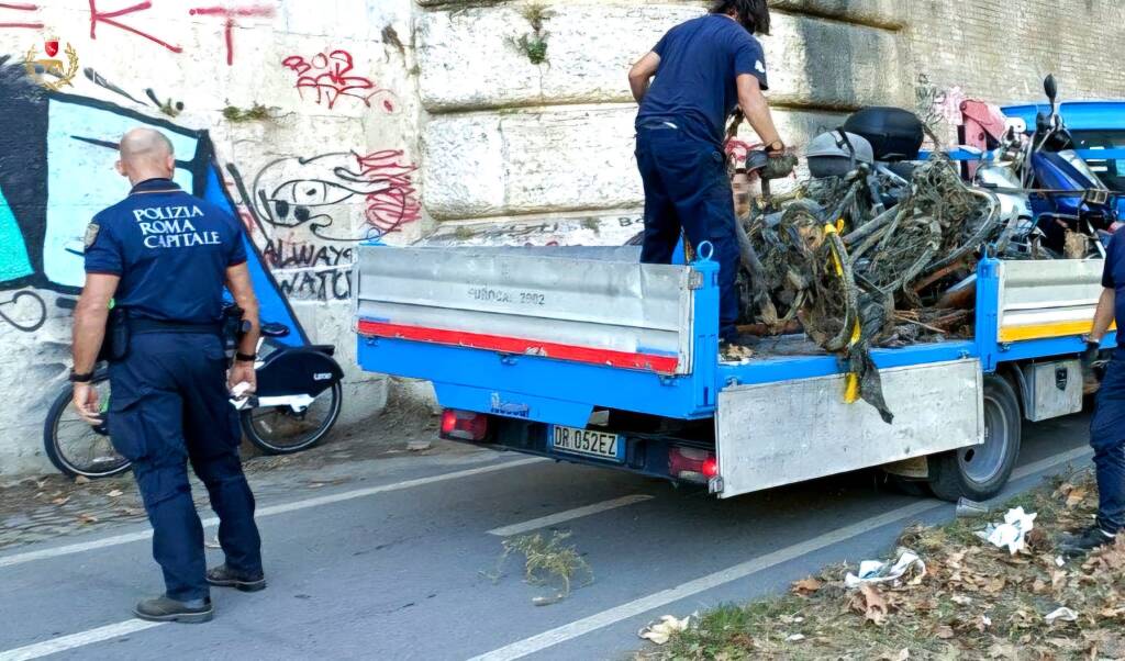 Rifiuti e biciclette abbandonate: ripristinato il decoro sulle banchine del Tevere