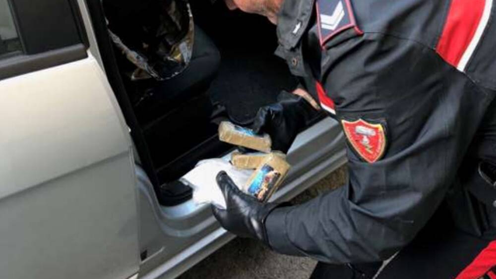 Per le strade di Formia con a bordo hashish e cocaina: 2 arresti