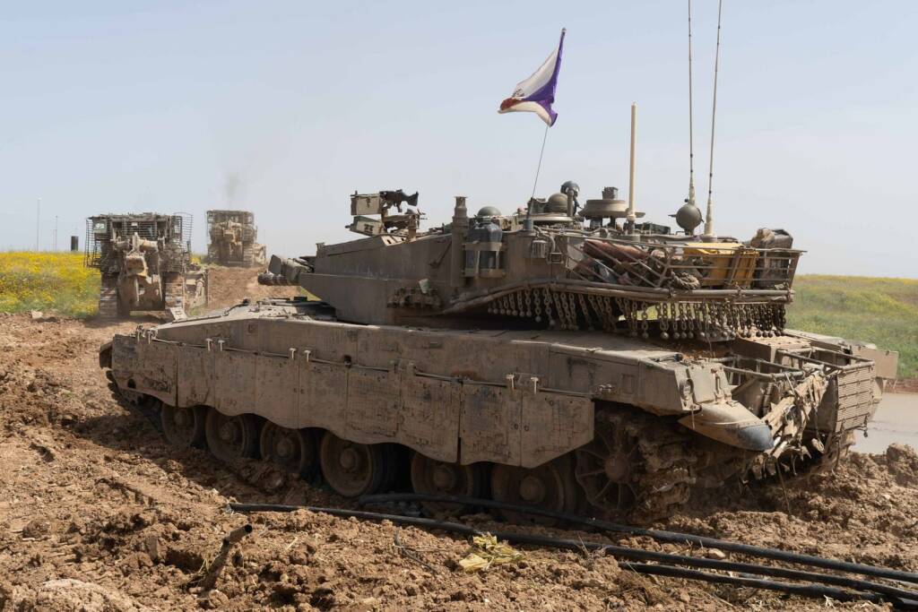 Tank israeliani accerchiano la zona est di Rafah