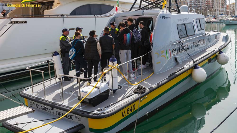 Giornata del mare: gli studenti degli istituti nautici di Civitavecchia e Anzio in visita dalla Guardia di Finanza