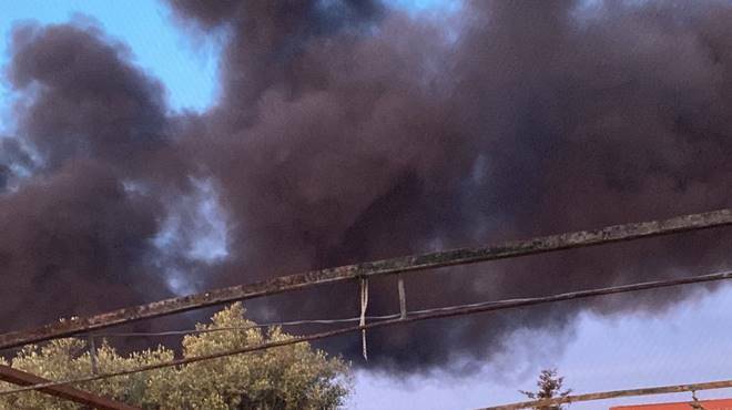 Maxi incendio ad Ardea: a fuoco una discarica abusiva di pneumatici