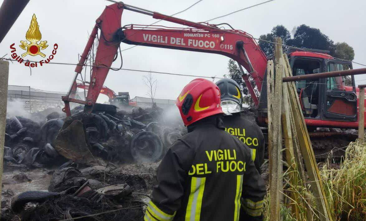 Inferno ad Ardea: continua a bruciare la discarica di via Montagnano