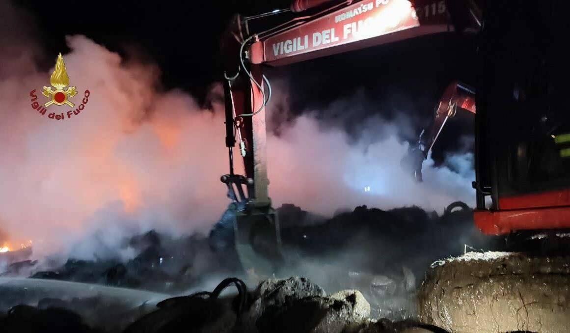 Inferno ad Ardea: continua a bruciare la discarica di via Montagnano