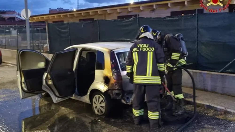 Civitavecchia, auto avvolta dalle fiamme in via dell’Orto di Santa Maria