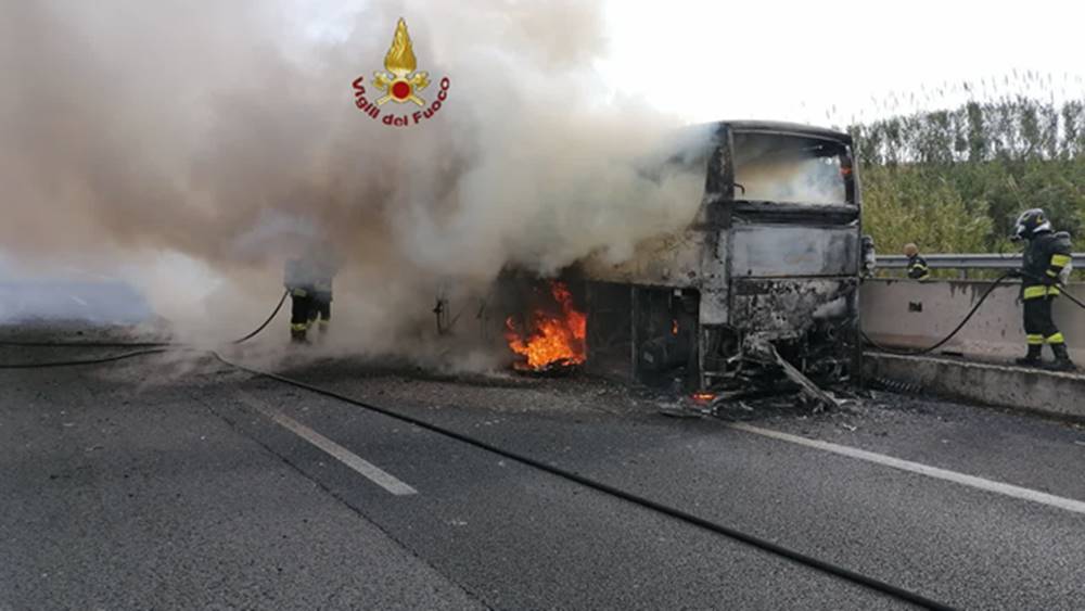 Incendio sulla Casilina: in fiamme un autobus turistico