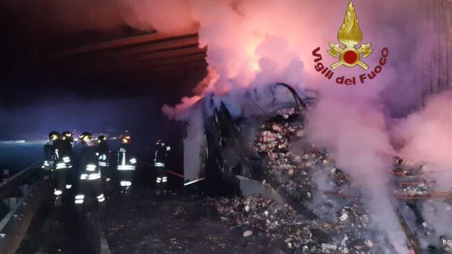 Roma, incendio sull’A1: in fiamme un camion che trasportava medicinali