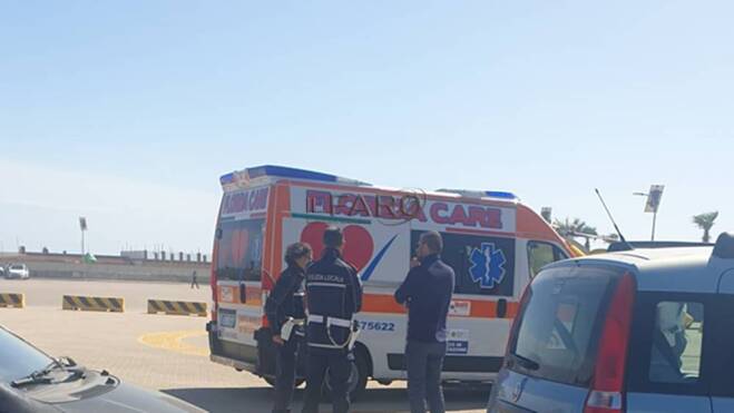 Fiumicino, scontro auto-moto in via Monte Cadria: donna trasportata via in eliambulanza