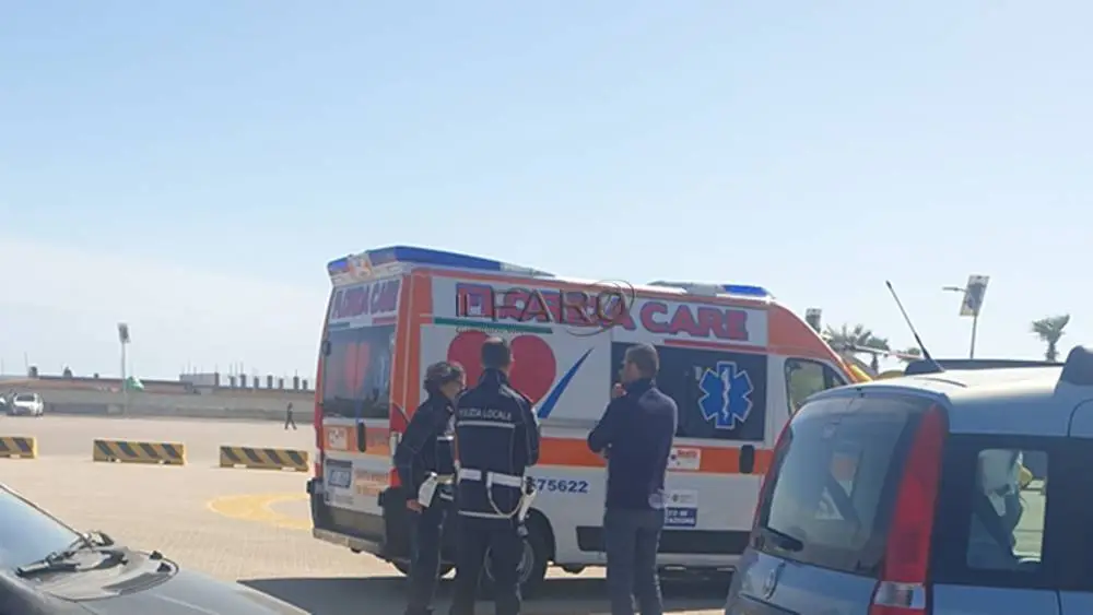 Fiumicino, scontro auto-moto in via Monte Cadria: donna trasportata via in eliambulanza